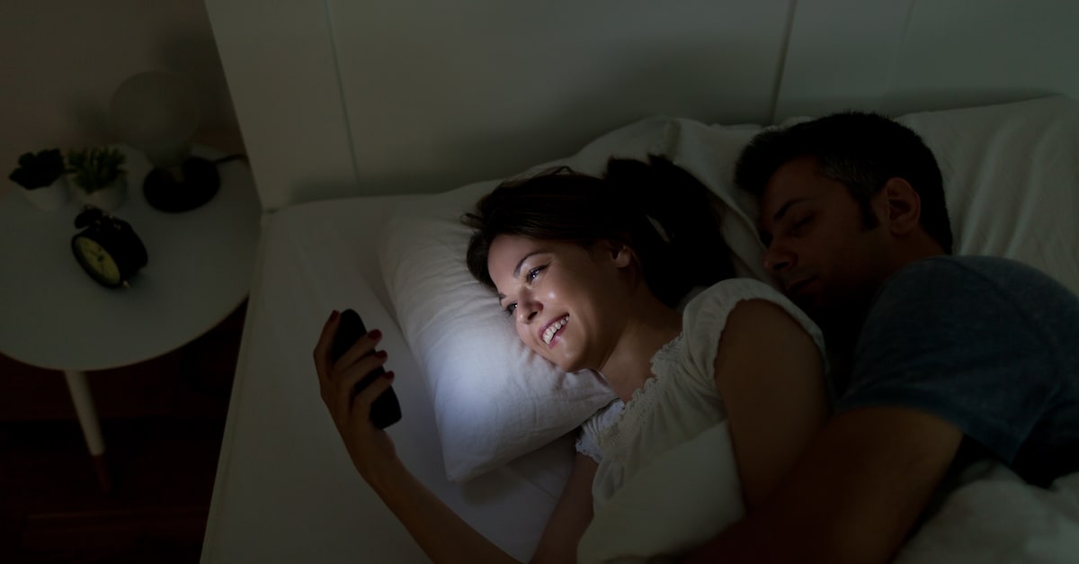 How can I spy on my girlfriend’s phone and access her messages