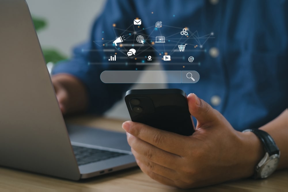 Como controlar outro telemóvel a partir do seu telemóvel sem que ele saiba