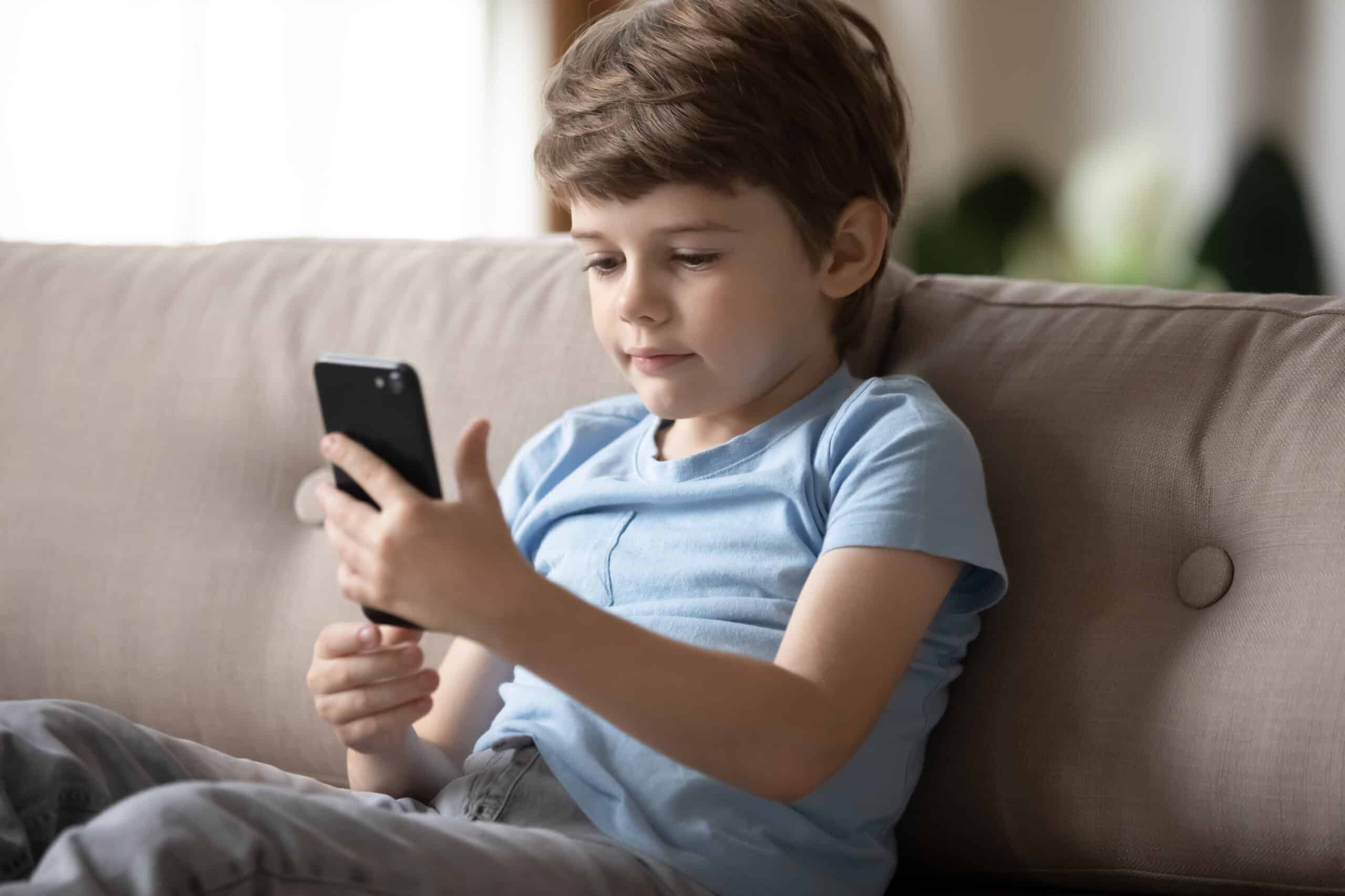 Como posso ver as mensagens de texto do meu filho's sem que ele saiba